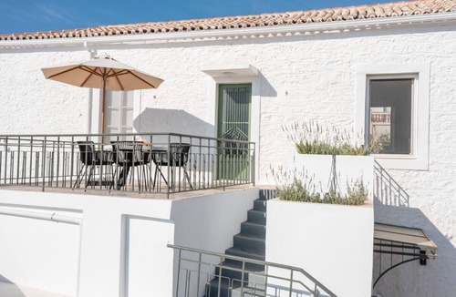 Spetses House | Anna House, super chic peaceful courtyard garden with oasis pool walk into town.