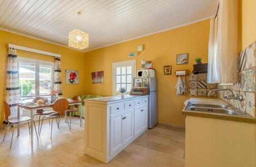 Agios Spyridon Corfu Apartment | Apartment 'Amalia Ena' with Mountain View, Wi-Fi and Air Conditioning