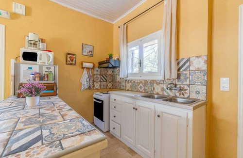 Agios Spyridon Corfu Apartment | Apartment 'Amalia Ena' with Mountain View, Wi-Fi and Air Conditioning