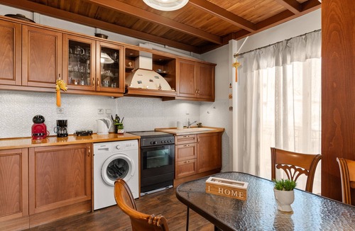 Aigaleo Apartment | Apartment 'Angi and George House' with Shared Terrace, Wi-Fi and Air Conditioning