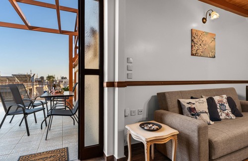 Aigaleo Apartment | Apartment 'Angi and George House' with Shared Terrace, Wi-Fi and Air Conditioning