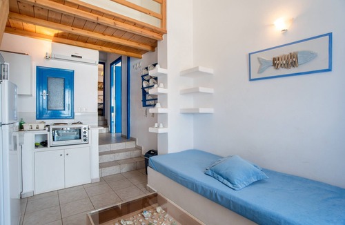 Antiparos Apartment | Apartment 'Blue Dolphin Family Pool' with Sea View, Wi-Fi and Air Conditioning