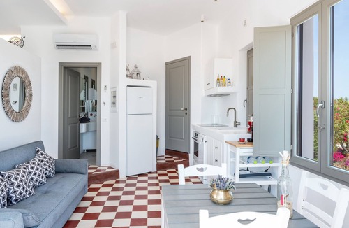 Milos Apartment | Apartment 'Chili Moon' with Sea View, Wi-Fi and Air Conditioning