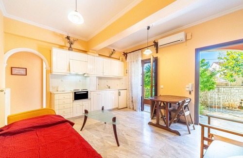 Kato Korakiana Apartment | Apartment 'Christina' with Shared Terrace, Wi-Fi and Air Conditioning