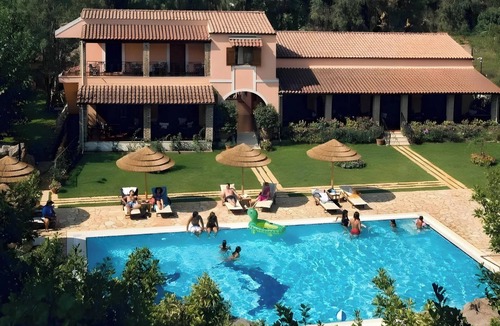 Tzavros Apartment | Apartment 'Corfu Club Executive Suite' with Shared Pool, Wi-Fi and Air Conditioning