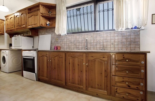 Agia Marina Apartment | Apartment 'Heaven's Resort' with Mountain View, Wi-Fi and Air Conditioning