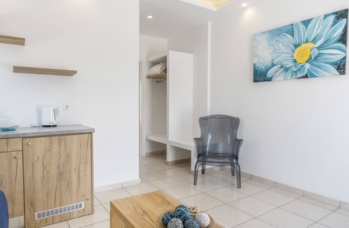 Agios Georgios Apartment | Apartment in A Hotel 'Junior Suite Sea View B&B For 3 Guests'