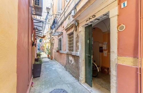 Old Town Apartment | Apartment 'In The Heart Of Corfu' with Wi-Fi and Air Conditioning
