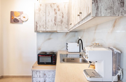 Tourlos Apartment | Apartment 'Irene's Studio' with Shared Pool, Wi-Fi and Air Conditioning