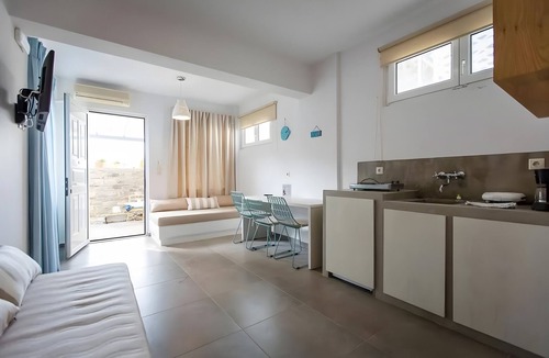 Gavrio Apartment | Apartment 'Irene Superior Triple Disability' with Terrace, Wi-Fi and Air Conditioning