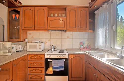 Tzavros Apartment | Apartment 'Kallithea House in Gouvia' with Mountain View, Garden & Wi-Fi