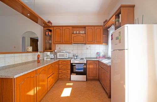 Tzavros Apartment | Apartment 'Kallithea House in Gouvia' with Mountain View, Garden & Wi-Fi