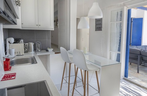 Koundouros Apartment | Apartment 'Konstantinos and Eleni's' with Sea View, Wi-Fi and Air Conditioning