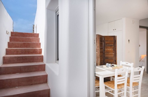 Milos Apartment | Apartment 'Lavender' with Sea View, Wi-Fi and Air Conditioning