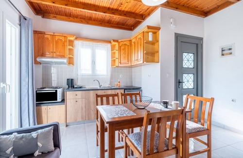 Peroulades Apartment | Apartment 'Logas' with Sea View, Wi-Fi and Air Conditioning