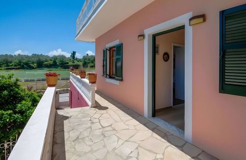 Vlachopoulatika Apartment | Apartment 'Maestro 2' with Balcony, Wi-Fi and Air Conditioning