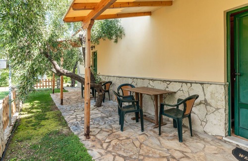 Paralio Astros Apartment | Apartment 'Maisonette with Private Patio 4' with Mountain View, Wi-Fi and Air Conditioning