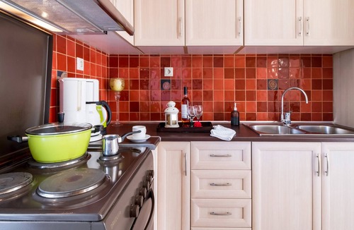 Kavallos Apartment | Apartment 'Maistros Maisonette' with Shared Pool, Wi-Fi and Air Conditioning