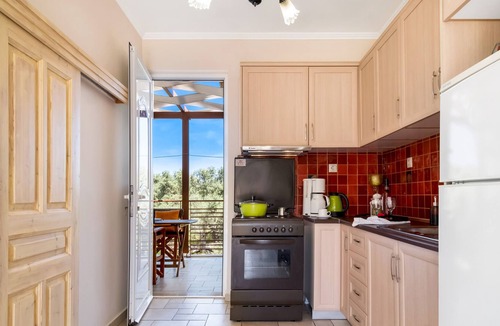 Kavallos Apartment | Apartment 'Maistros Maisonette' with Shared Pool, Wi-Fi and Air Conditioning