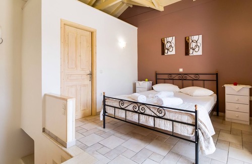 Kavallos Apartment | Apartment 'Maistros Maisonette' with Shared Pool, Wi-Fi and Air Conditioning