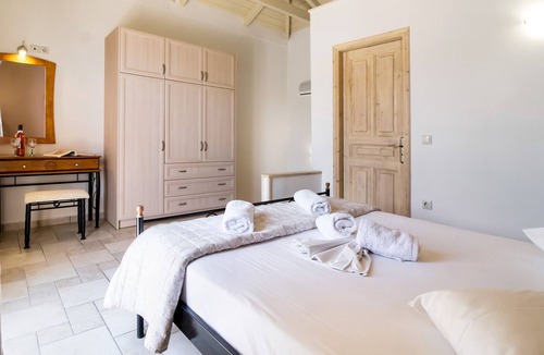 Kavallos Apartment | Apartment 'Maistros Maisonette' with Shared Pool, Wi-Fi and Air Conditioning