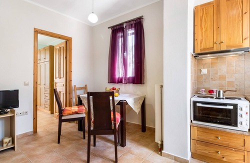 Kavallos Apartment | Apartment 'Maistros' with Shared Pool, Wi-Fi and Air Conditioning