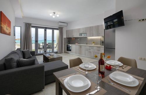 Kokinos Pirgos Apartment | Apartment on the beach promenade of Kokkinos Pirgos with sea view