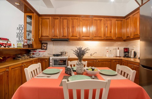 Aperathos Apartment | Apartment 'On the road house' with Mountain View, Balcony and Wi-Fi