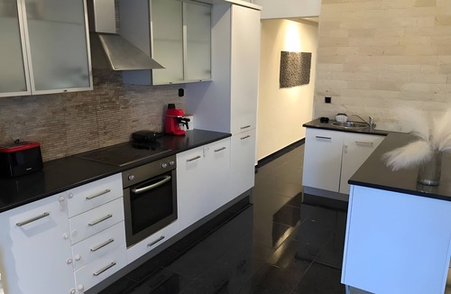 Tzavros Apartment | Apartment 'Superior' with Mountain View, Wi-Fi and Air Conditioning