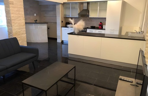 Tzavros Apartment | Apartment 'Superior' with Mountain View, Wi-Fi and Air Conditioning