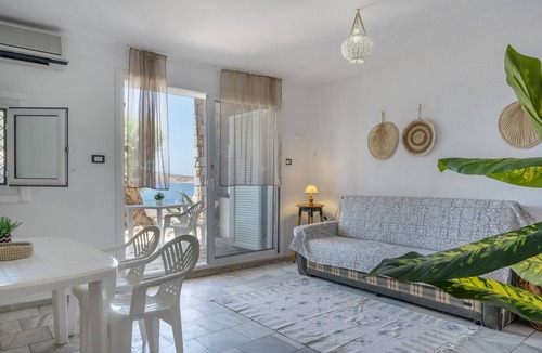 Mirties Apartment | Apartment 'Syrios Suites No 2' with Sea View, Wi-Fi and Air Conditioning