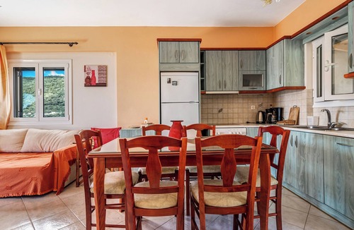 Mikros Gialos Apartment | Apartment 'Vardia' with Private Terrace, Wi-Fi and Air Conditioning