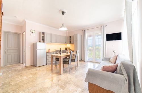 Peroulades Apartment | Apartment "Villa Logas" close to the Beach with Garden & Wi-Fi