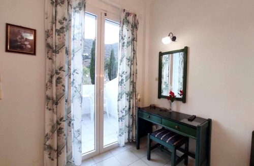 Kipri Apartment | Apartment 'Zefiros - Breeze' with Mountain View, Wi-Fi and Air Conditioning