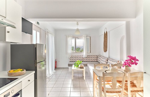 Piso Livadi House | Apollo | 2 Bedroom Apartment with Patio, Cleopatra Homes Paros