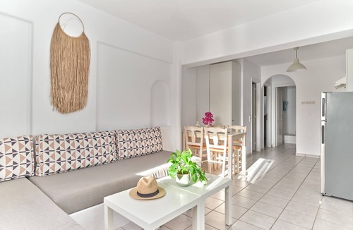 Piso Livadi House | Apollo | 2 Bedroom Apartment with Patio, Cleopatra Homes Paros