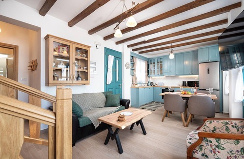 Asfendiou Apartment | Archangel's Nest -Hugn-Scenic Hideaway 1-bedroom apartment with WiFi, AC