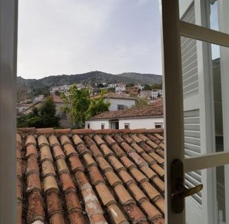Hydra House | Areti