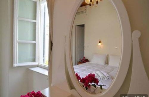 Hydra House | Areti