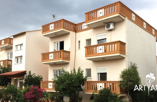 Daratsos Apartment | Art apt. walk to the beach.