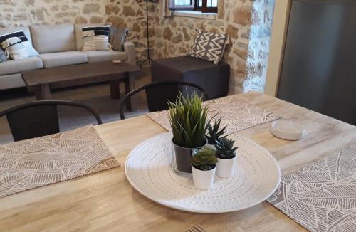 Oitylo House | Aspasia House