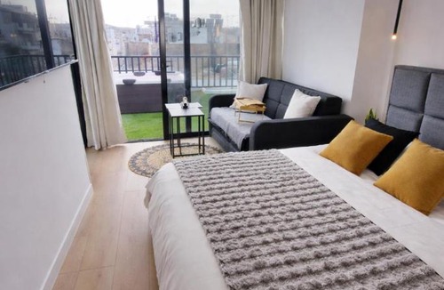 Omonia Apartment | Athens Center Apartment with Private Jacuzzi