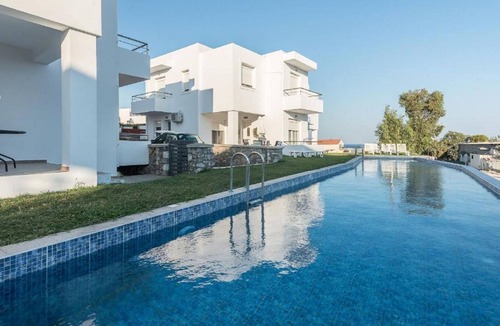 Gennadi House | Attractive Holiday Home in Gennadi with Shared Swimming Pool