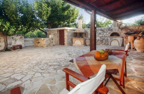 Exopoli House | Authentic House in Georgioupoli with Mountain View