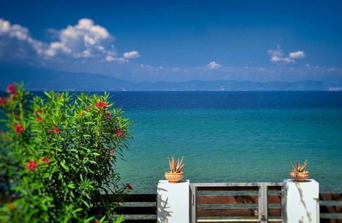 Skala Sotiros Apartment | Balconies on the sea - the garden apartment