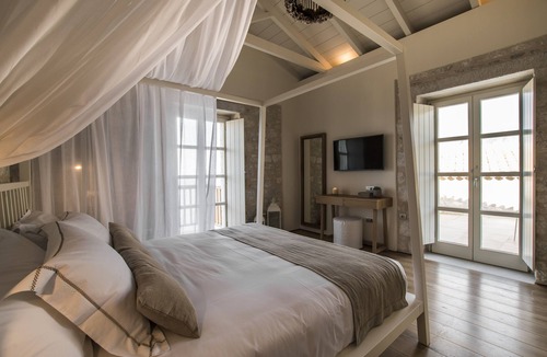 Omales Hotel | Bassa Maina Villas & Suites