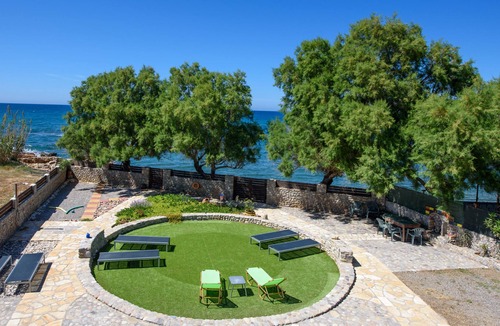 Stavromenos Villa | Beach 5 meters from the garden, sea view, amenities, quiet, 9-12 people.