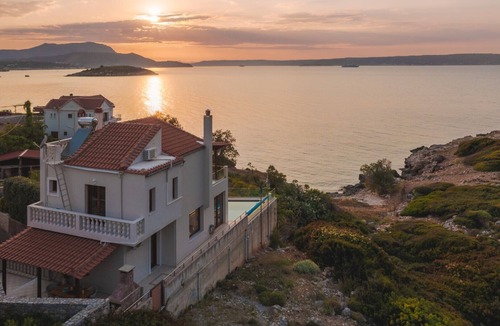 Plaka House | Beach front villa★Heated Pool★Gym & Sauna★Walk to market/restaurant/bar★Jacuzzi