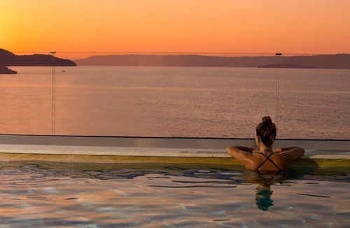 Plaka House | Beach front villa★Heated Pool★Gym & Sauna★Walk to market/restaurant/bar★Jacuzzi