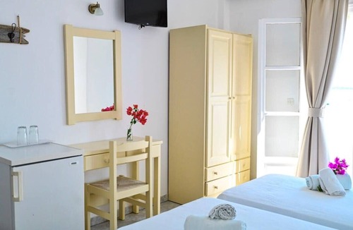 Naousa Bed & Breakfast | Beachfront Bocamviglies Room-Naoussa Aegean Gem